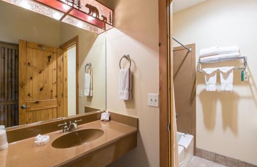 Zion National Park South Entrance Hotel | Hotel De Novo Springdale, Tapestry Collection by Hilton
