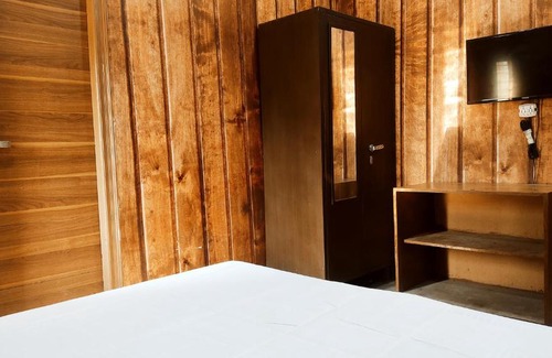 Phagwara Hotel | HOTEL DWARAKA INN -- LPU Law Gate -- Super Deluxe Rooms for Parents, Students, Couples, Corporate