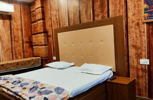 Phagwara Hotel | HOTEL DWARAKA INN -- LPU Law Gate -- Super Deluxe Rooms for Parents, Students, Couples, Corporate