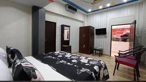 PECHS House | Hotel Grand Heaven