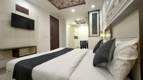 Anand Vihar Hotel | Hotel HomeAste 001 Near Yashobhoomi Convention Center