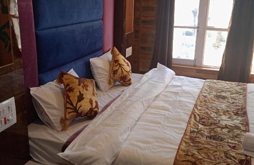 Srinagar Hotel | Hotel J B PALACE