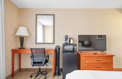 Southwest Calgary Hotel | Hotel King Suite near Parking, AC, Gym, Pool