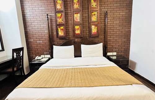 Rajouri Garden Hotel | Hotel Lavish IN- Rajouri Garden