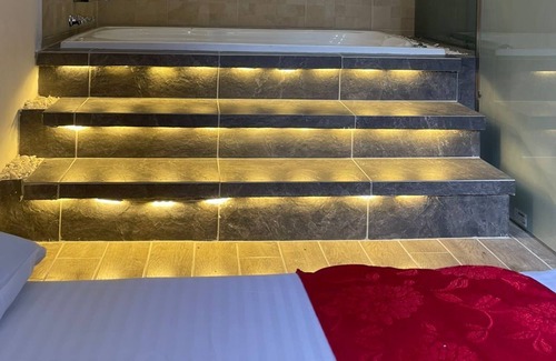 Villa Nueva Hotel | Hotel Marat suite