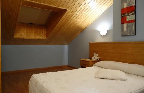 Santa Maria del Paramo Hotel | Hotel Reyes De León