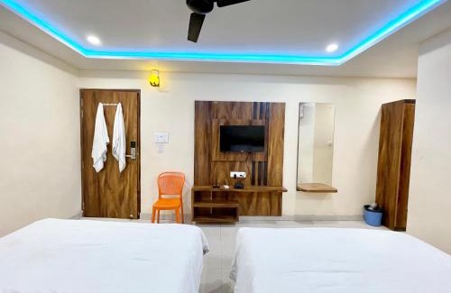 Varanasi Hotel | HOTEL RUDRA ! Varanasi ! fully-Air-Conditioned hotel at prime location with Parking-LIFT-wifi-Restaurant availability, near Kashi Vishwanath Temple, and Ganga ghat, Luxurious Rooms