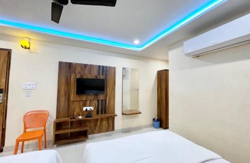 Varanasi Hotel | HOTEL RUDRA ! Varanasi ! fully-Air-Conditioned hotel at prime location with Parking-LIFT-wifi-Restaurant availability, near Kashi Vishwanath Temple, and Ganga ghat, Luxurious Rooms