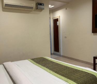 Old Delhi House | Hotel Sapphire - Walking distance from New Delhi Railway Station & Connaught Place