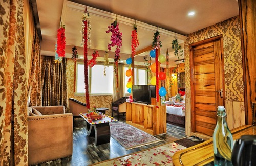 Nishat-Shalimar Hotel | Hotel The Montreal Near by Dal Lake