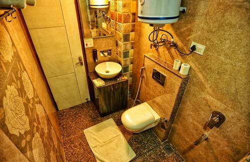 Nishat-Shalimar Hotel | Hotel The Montreal Near by Dal Lake