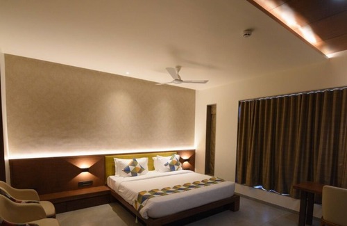 Sinor Hotel | Hotel The Pramukh by Shivalaya Darshanam