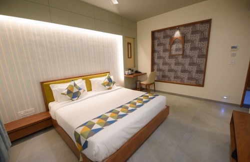 Sinor Hotel | Hotel The Pramukh by Shivalaya Darshanam