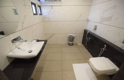 Sinor Hotel | Hotel The Pramukh by Shivalaya Darshanam