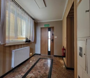 Olsztyn House | Hotelik Likusy - przy plaży nad jeziorem Ukiel z bezpłatnym prywatnym parkingiem i klimatyzacją