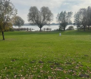 Lasin Hotel | Hotelik nad jeziorem w Łasinie