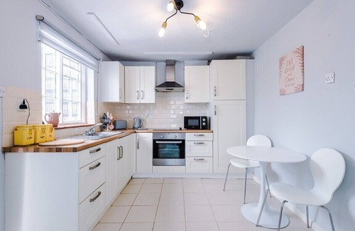 Altrincham Apartment | Hough Green Cottage by Staycay