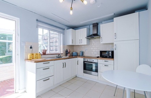 Altrincham Apartment | Hough Green Cottage by Staycay