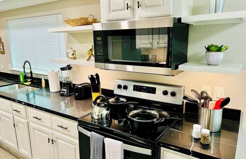 Grogan's Mill House | House 3-bedroom 2,5 Baths FREE Garage Parking with WiFi and AC, Washer, Dryer