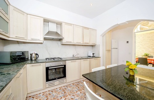 Sliema House | House 4 bedrooms 3 Bathrooms.nDiscover the perfect Sliema getaway at Seabreeze.