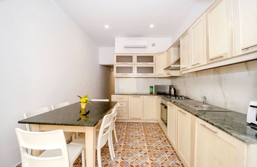 Sliema House | House 4 bedrooms 3 Bathrooms.nDiscover the perfect Sliema getaway at Seabreeze.