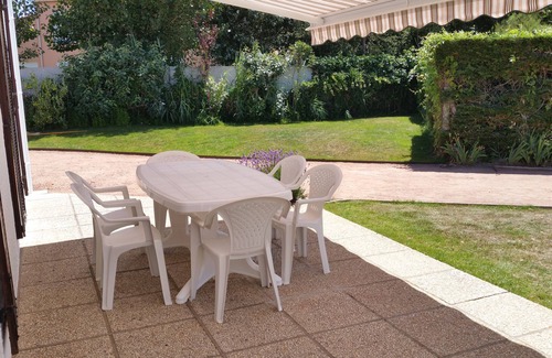 La Chaume House | House for 6 people, verdant scenery, 200 m from the sea. Garden. Very quiet.