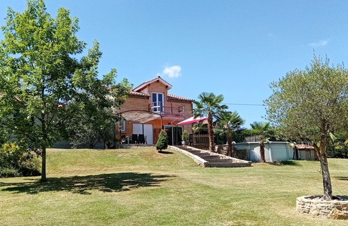 Capdenac House | House for 7 people, its terrace and swimming pool are waiting for you.