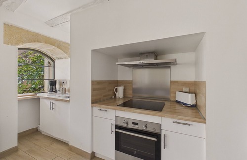 Saint-Leon-sur-Vezere Ski Chalet | House for 5 with outdoor courtyard in the center