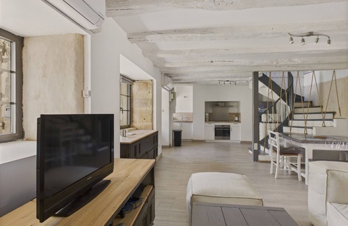 Saint-Leon-sur-Vezere Ski Chalet | House for 5 with outdoor courtyard in the center