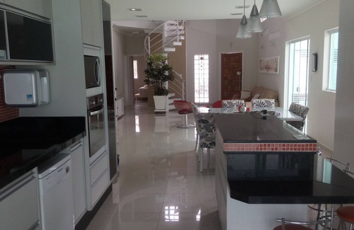 Raul Cury House | House in gated community with full leisure facilities on the seafront, monitored 24 hours a day