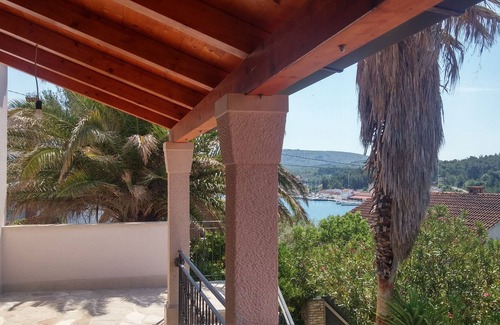 Cove Makarac (Milna) House | House in Milna (Brač), for up to 6 persons with garden and sea view.