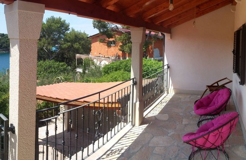 Cove Makarac (Milna) House | House in Milna (Brač), for up to 6 persons with garden and sea view.