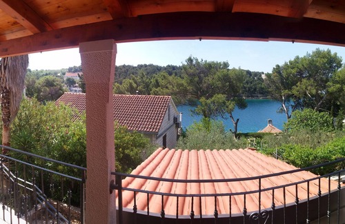 Cove Makarac (Milna) House | House in Milna (Brač), for up to 6 persons with garden and sea view.