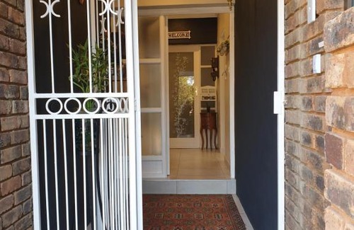 Moreleta Park House | House Mulberry Guesthouse