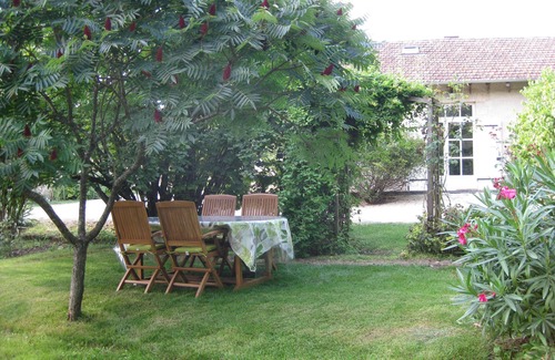 Montreal Cottage | House of character restored in vineyard with park and shaded garden