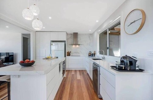 Sandy Bay House | House on the Hill with a View – Sleeps 12, 3 Bath.