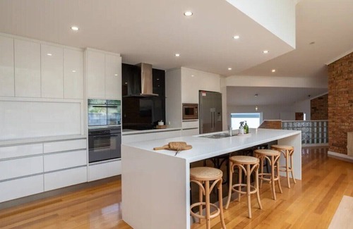 Howrah House | "House on the Hillside" with City Views Sleeps 12