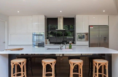 Howrah House | "House on the Hillside" with City Views Sleeps 12