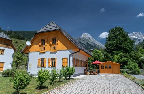 Log pod Mangartom House | House Parabola