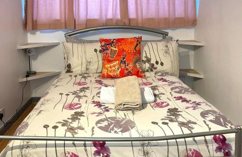 Havering Park House | House - Sleeps 10 - Garden - Parking