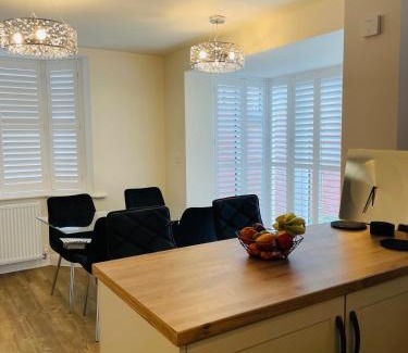 Burton Latimer House | House-Sleeps 8-Parking-Garden-Country Surroundings