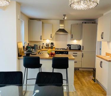 Burton Latimer House | House-Sleeps 8-Parking-Garden-Country Surroundings