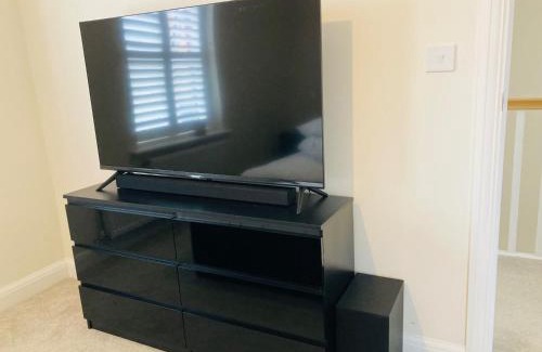 Burton Latimer House | House-Sleeps 8-Parking-Garden-Country Surroundings