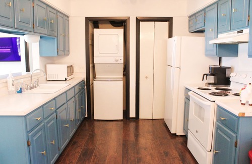Mahncke Park House | House w/Private Heated Pool; walk to zoo & museums close to downtown