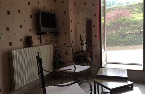 Saint-Point Cottage | House with 3 independent rooms, located in a village 1.5 km from the village