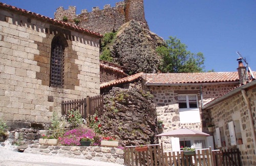 Arlempdes Apartment | House with apparent rock