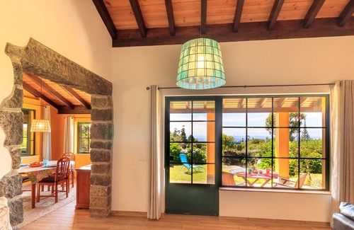 Ginetes House | House with garden and sea views