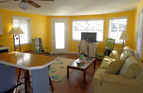Core Creek Boat Rental | Houseboat ∙ 2 bedrooms ∙ 4 guests