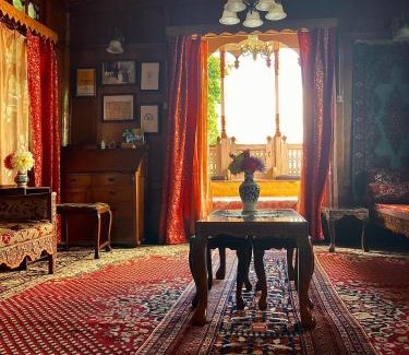 Nagin Bagh Boat Rental | Houseboat Lily of Nageen