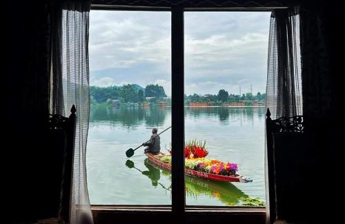 Nagin Bagh Boat Rental | Houseboat Lily of Nageen